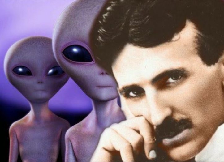 Imagem do rosto de Nikola Tesla com o desenho de dois aliegínas atrás.